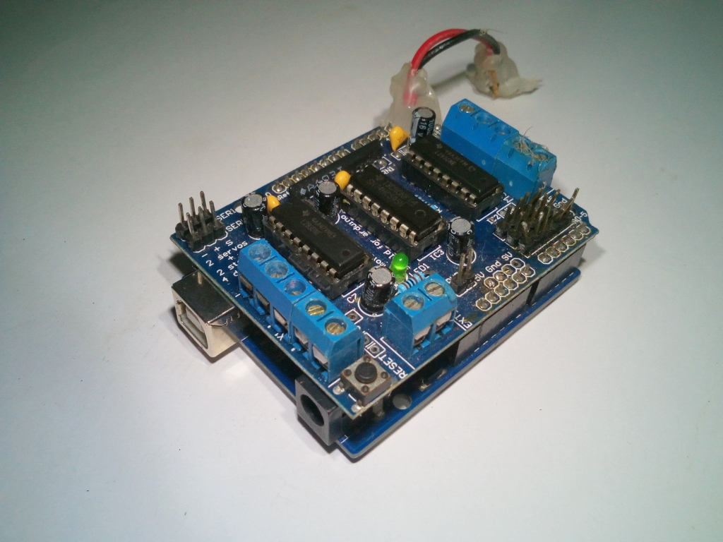 10-Connect arduino and  l293d motor shield together (1024x768).jpg