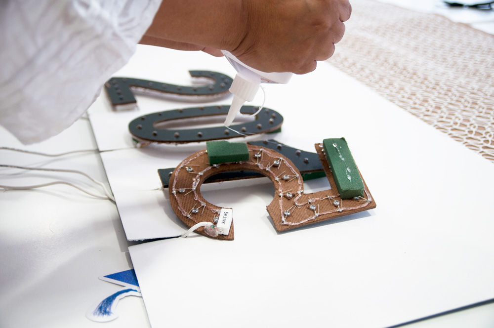 10-Graduacion-DIY-Hub-Maker-Space-RIE-marquee-proyecto-ideas-led-2015-madera.jpg