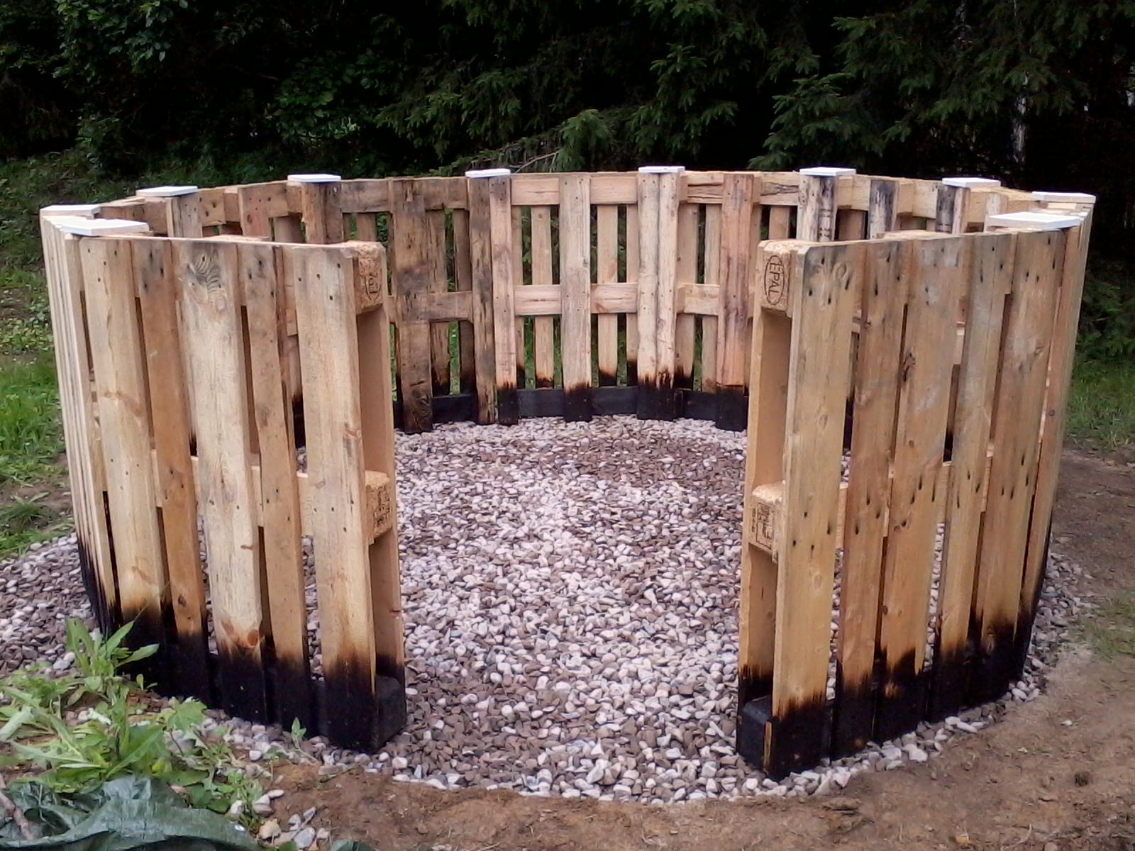 1001pallets.com-unique-circular-euro-pallet-fire-pit-4.jpg