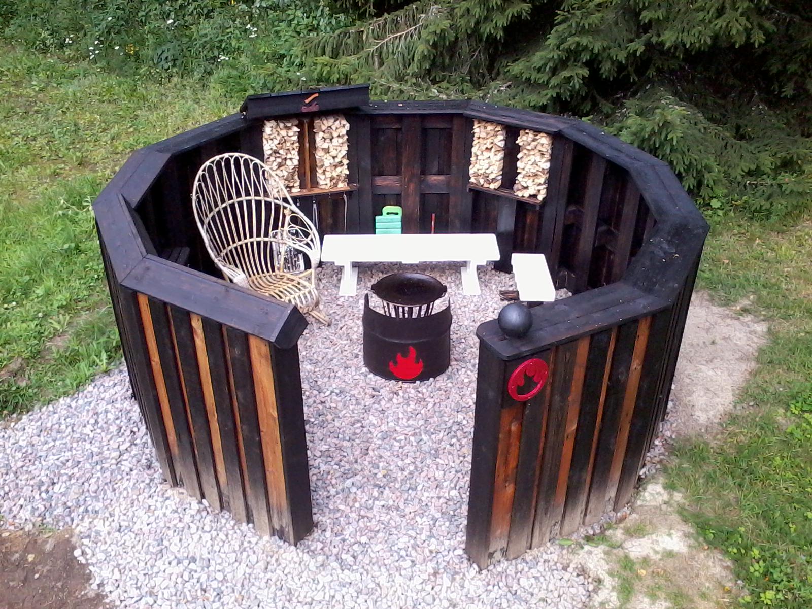 1001pallets.com-unique-circular-euro-pallet-fire-pit.jpg