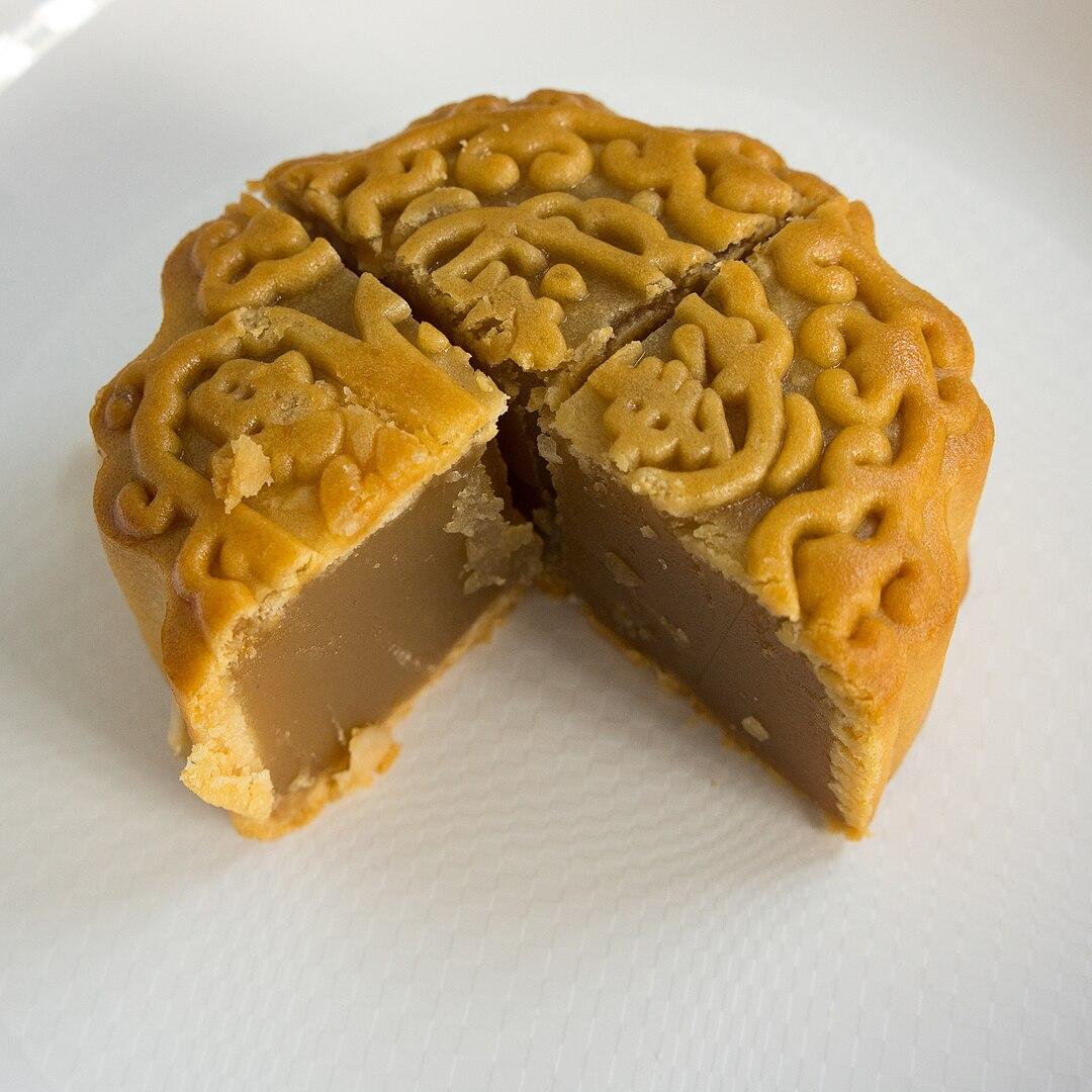 1080px-Mooncake_3-4,_lotus_seed_paste.jpg