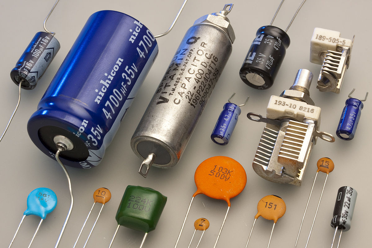 1200px-Capacitors_(7189597135).jpg