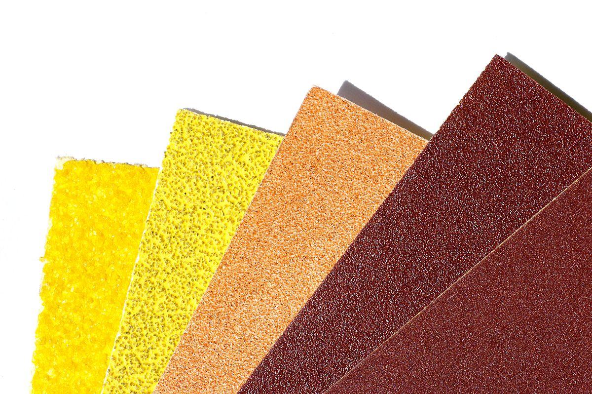 1200px-Schleifpapier_verschiedene_Sorten.jpg