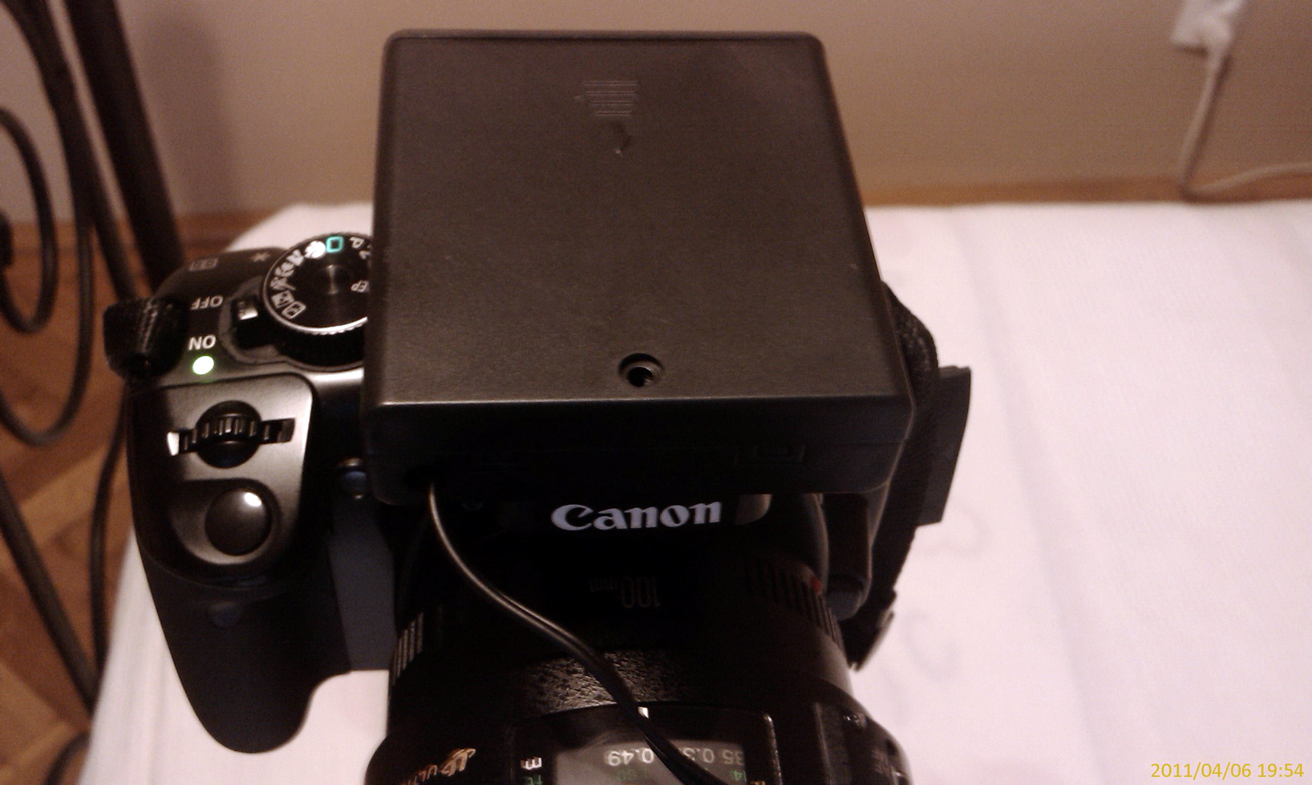 17 batery holder on canon 400d hot shoe.jpg