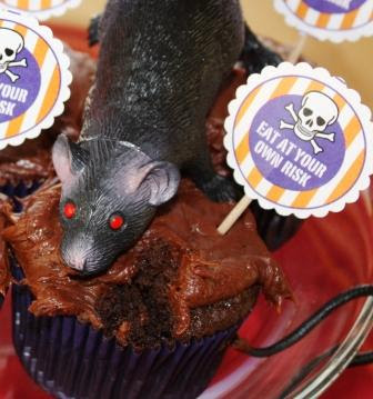 2 halloween rat cupcakes.JPG