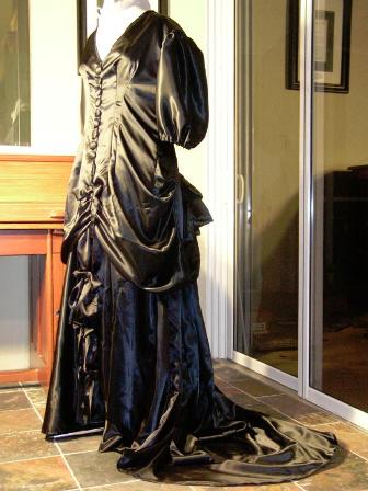 20090801-victorian-gown-black-train-bustled-small.jpg