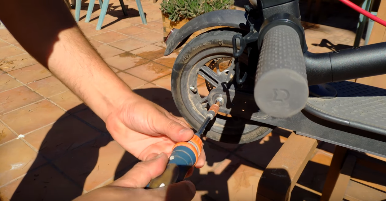 2018-09-03 00_09_51-How to replace rear wheel's tube on Xiaomi electric Scooter M365 - YouTube.png