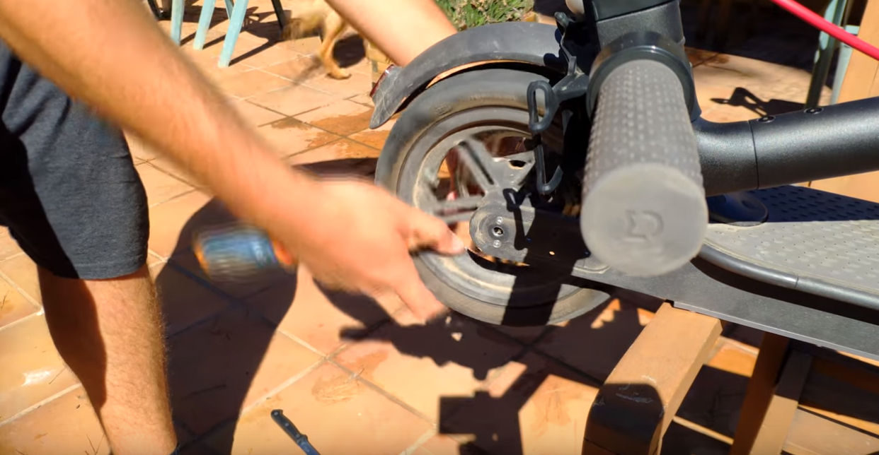 2018-09-03 00_10_06-How to replace rear wheel's tube on Xiaomi electric Scooter M365 - YouTube.png