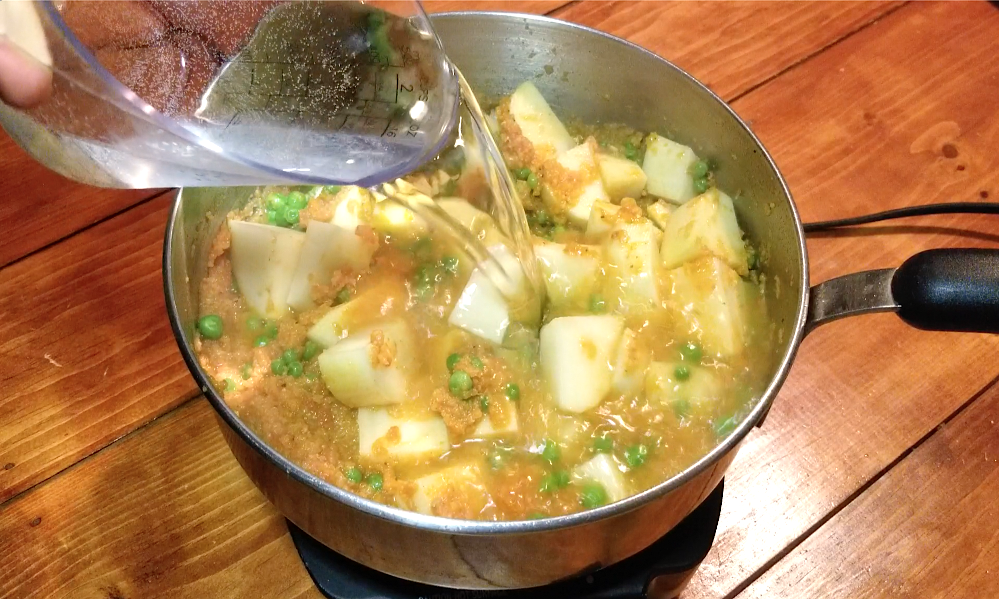 22-aloo-matar-add-water-to-pot.png