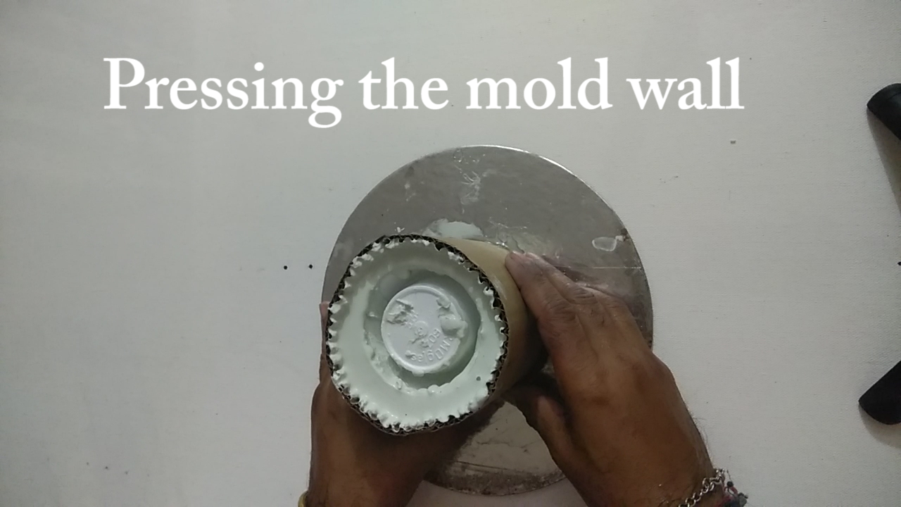 3.11. Pressing the mold wall.bmp