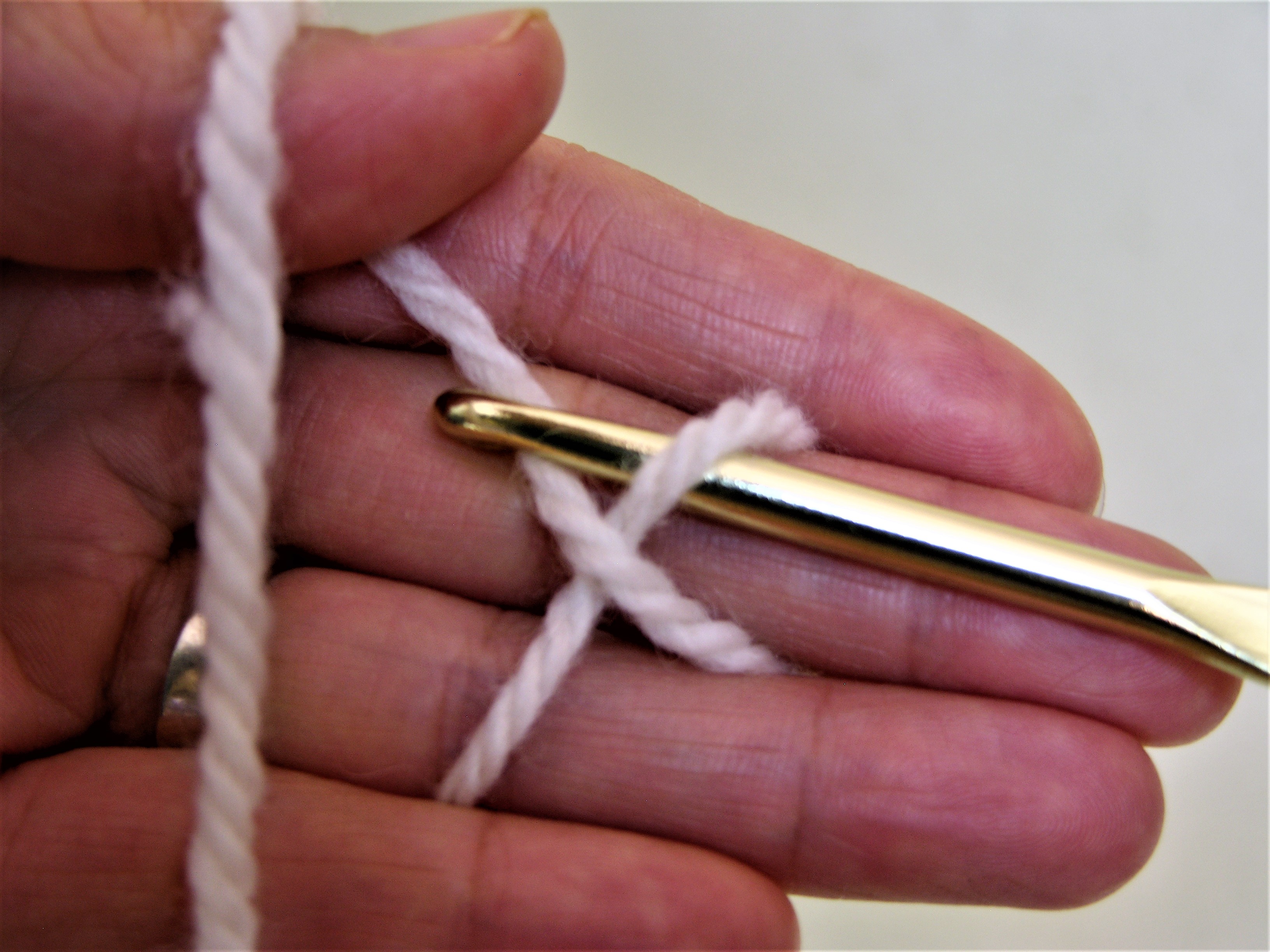 4 slip knot hook catch working yarn.JPG