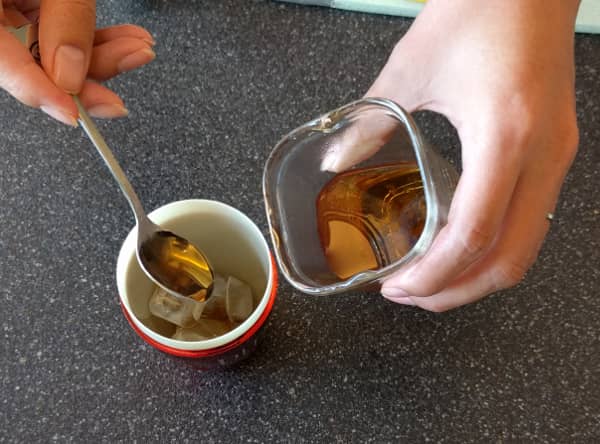 4-add syrup to cocktail shaker with oolong tea-min.jpg