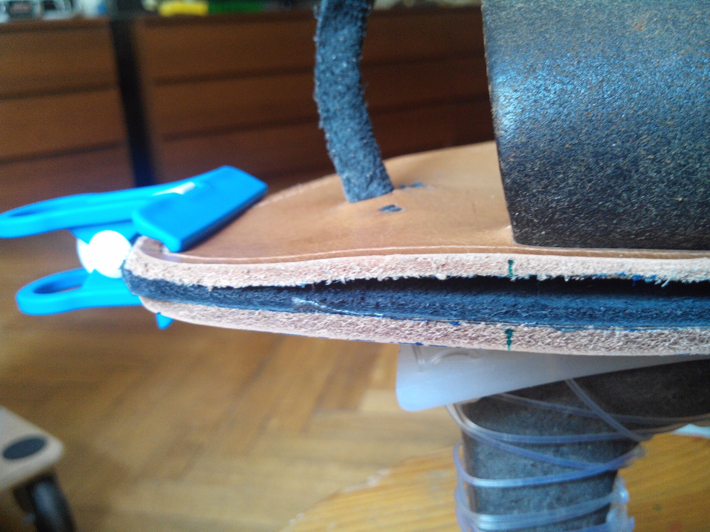 41 add some removeable indicators to fit later the soles together.jpg