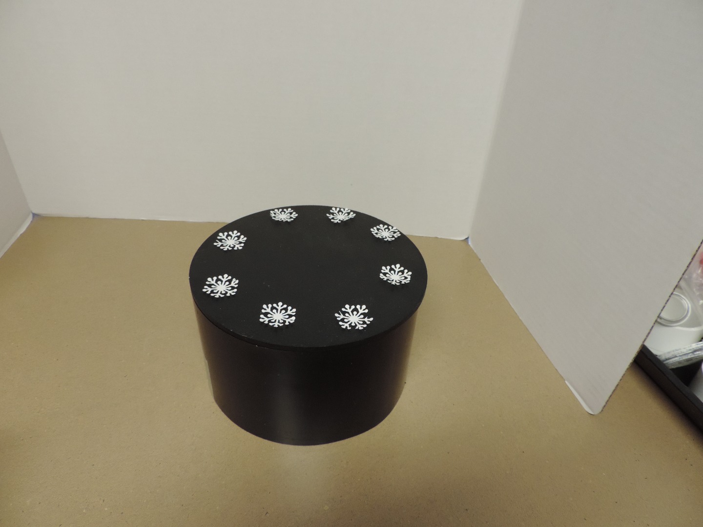 5 round pic black plastic finished snowflakes.JPG