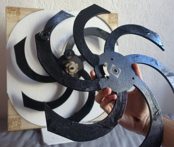 600px-Sculpture_Kin&eacute;tique_&agrave;_effet_Moir&eacute;_DSC06778.JPG