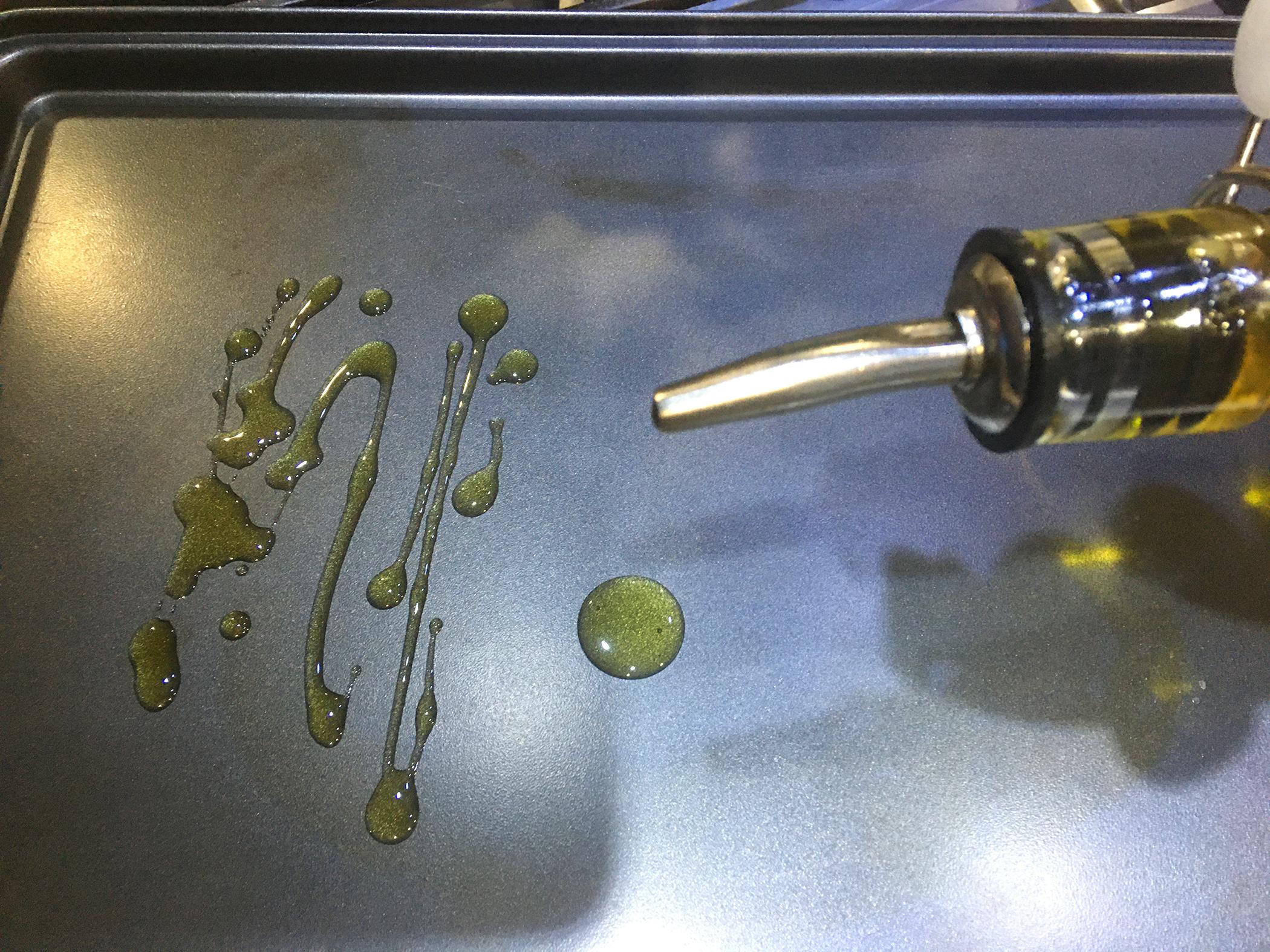 7 Oiling the pan.jpg