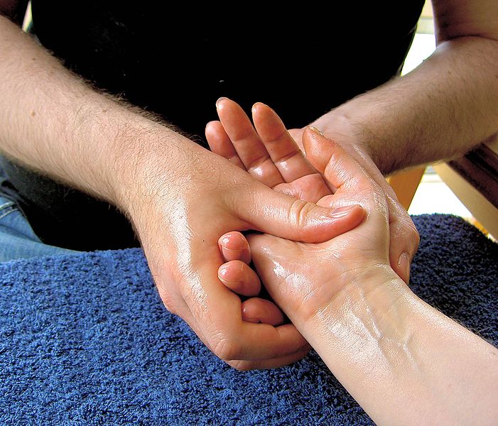 701px-Massage-hand-4.jpg