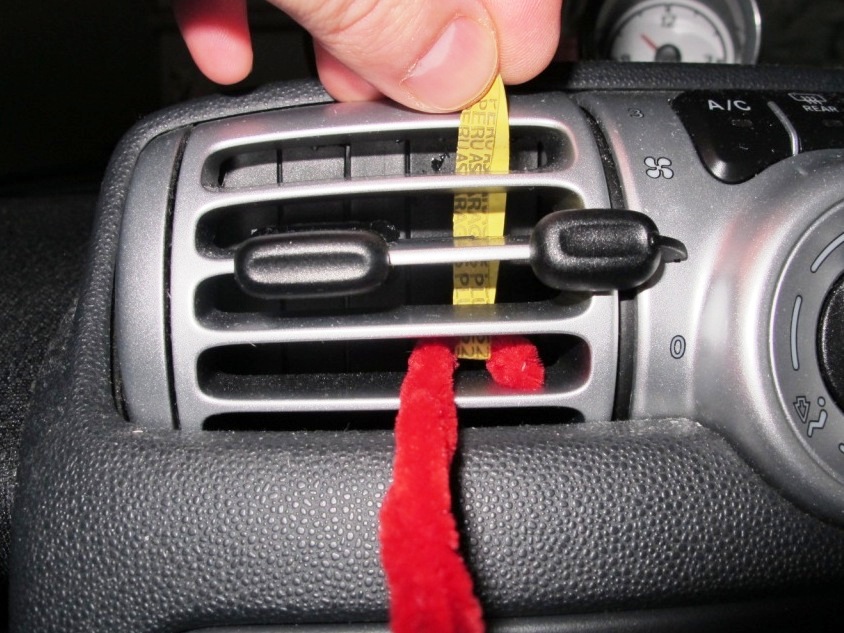 7_22_car_vent_rubberband_pipe_cleaner.JPG