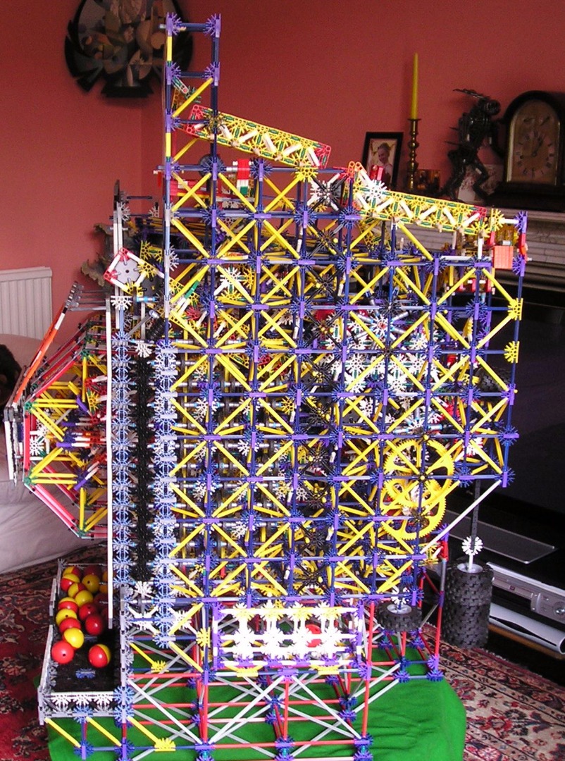8 K'Nex Fruit Machine Mark 3 - RHS.JPG