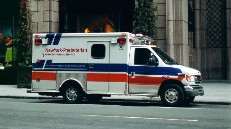 800px-Ambulance_NYC.jpg