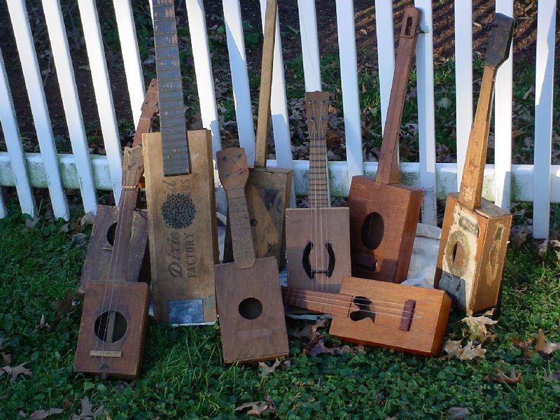 800px-Cigar_box_guitar_collection.jpg