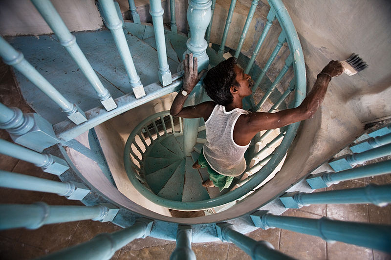 800px-India_-_Painting_a_staircase_-_0063.jpg