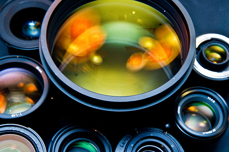 800px-Photographic_lenses_front_view.jpg