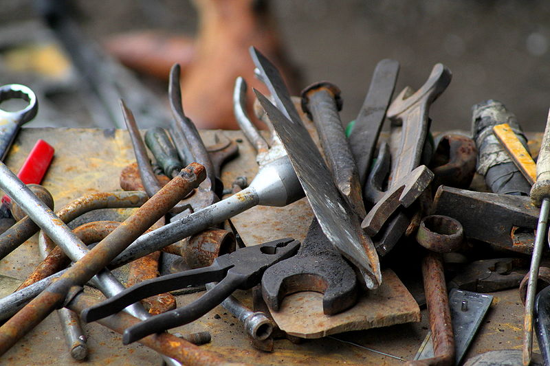 800px-Rusty_tools.JPG