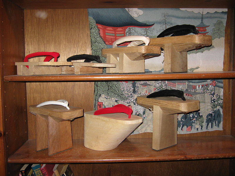 800px-Traditional_Japanese_Footwear.jpg