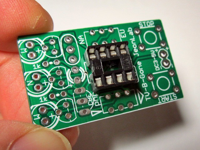 8DIP socket on TV-B-Gone Jeonlab PCB.JPG