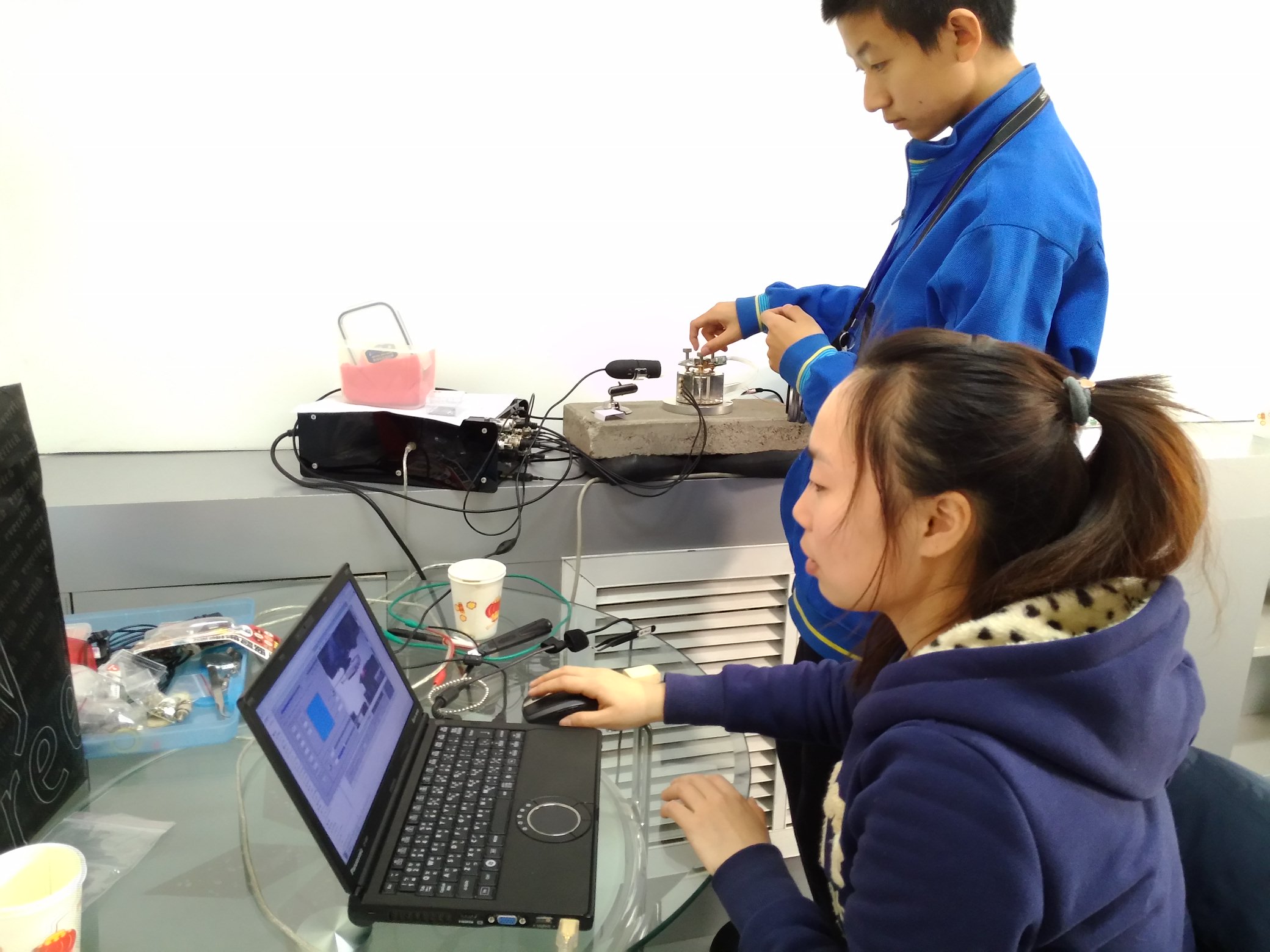 AFM probe approaching to the sample.jpg
