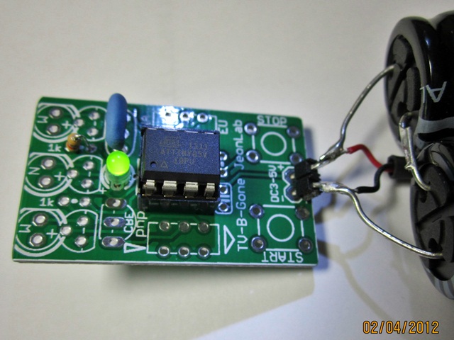 ATtiny85V chip test for TV-B-Gone_JeonLab assembly.JPG