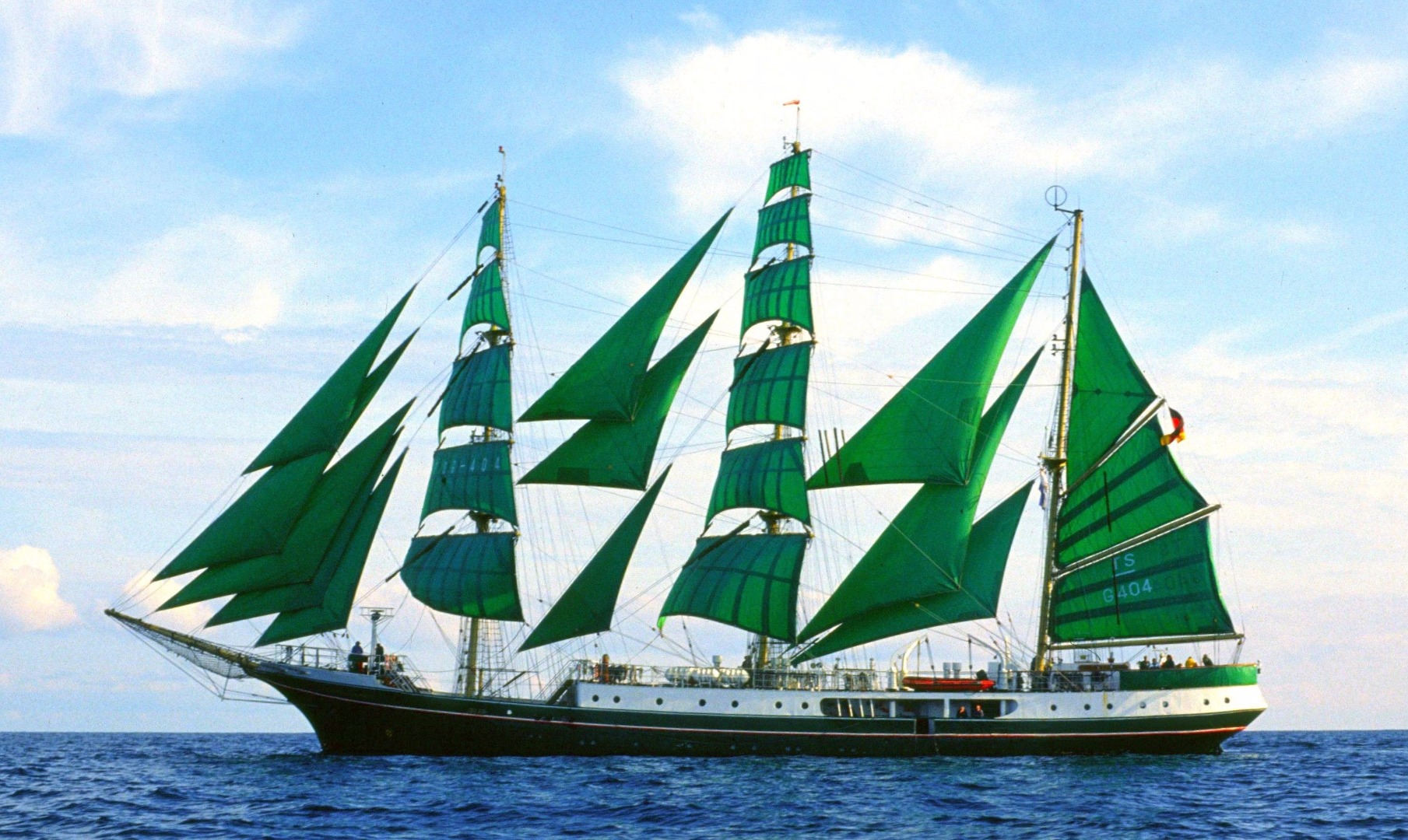 Alexander_von_Humboldt_ship_all_sails.jpg