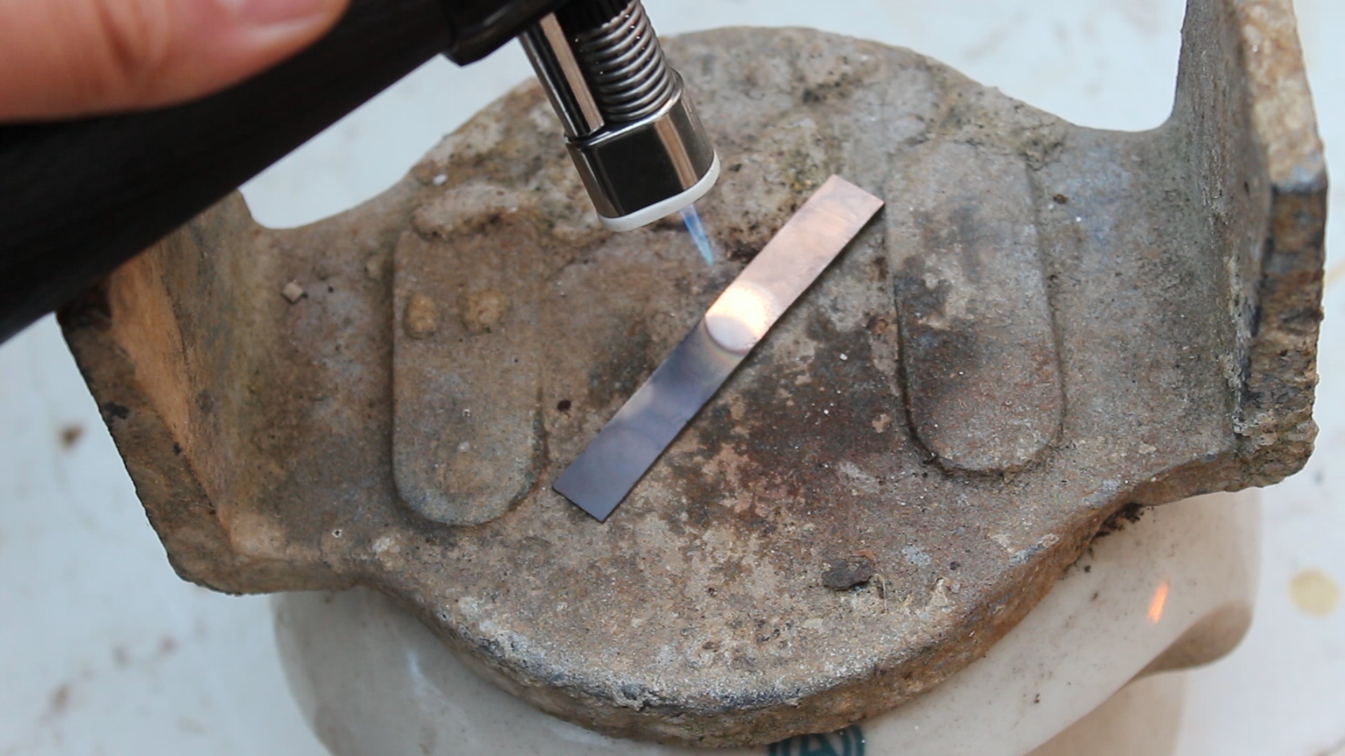 Annealing a silver ring.bmp