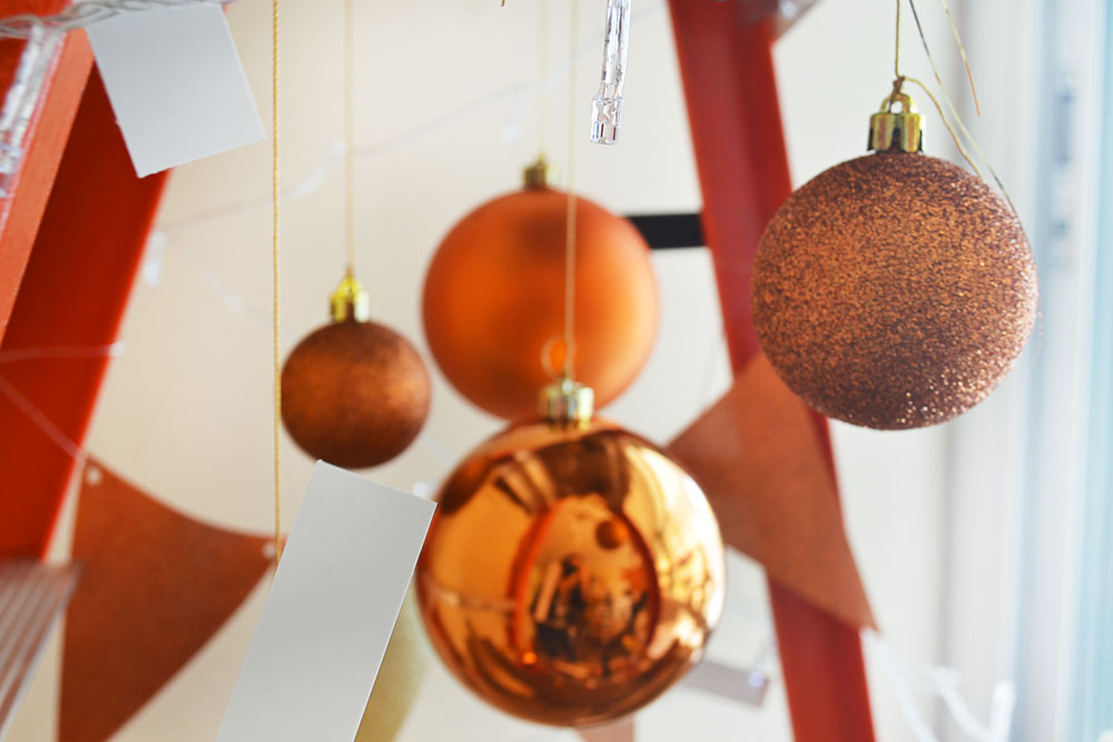 Arbolito-RIE-Ideas-Creativas-Navidad-bolas.jpg