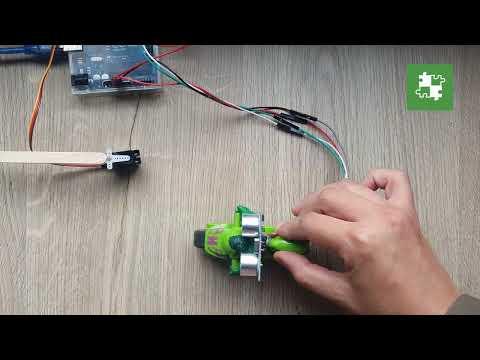 Arduino UNO + HC-SR04 ultrasonic distance sensor + Servomotor