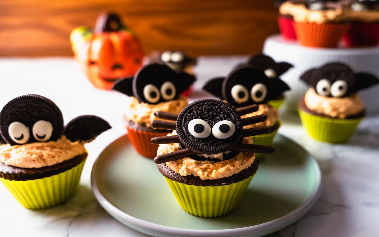 Bat &amp; Spider Halloween Cupcakes.jpg