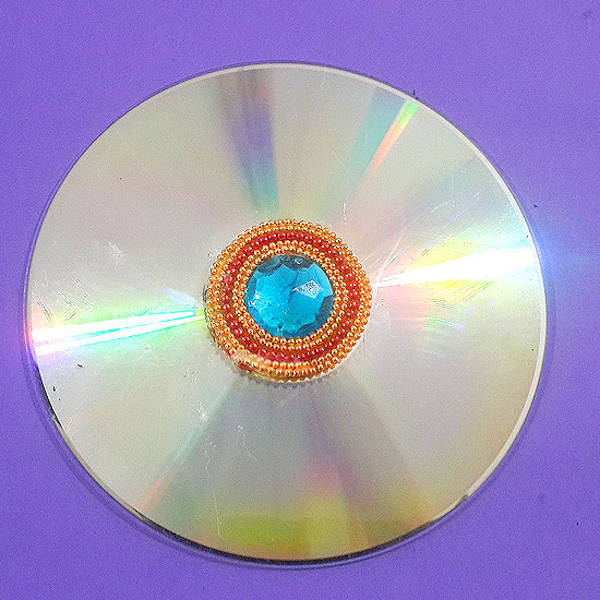 Beautiful-Wall-Hanging-with-Old-CD-and-Toothpicks-stylenrichDIY.jpg