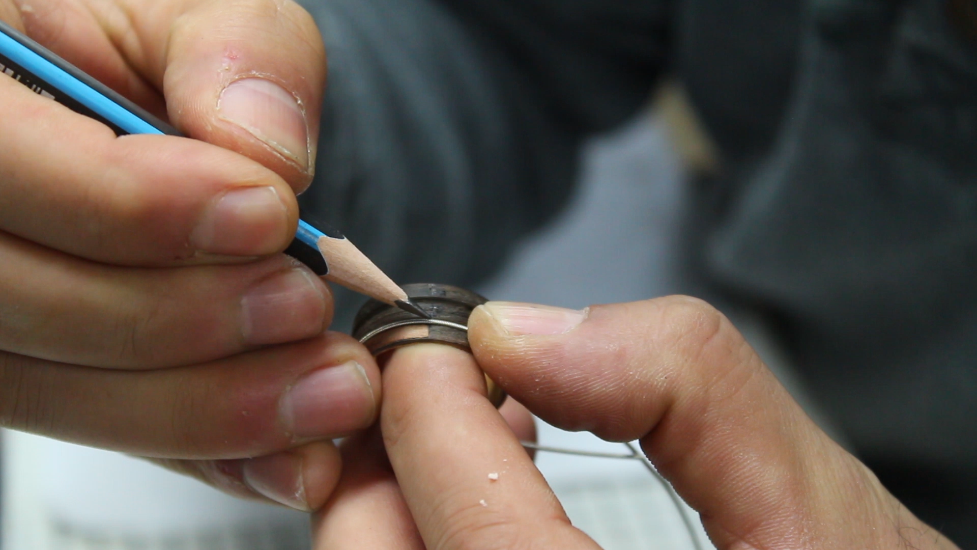 Bent Wood Ring With Guitar Strings And Abalone Inlay 32.bmp