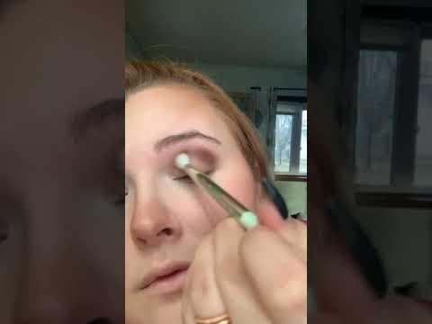 Blend eyeshadow