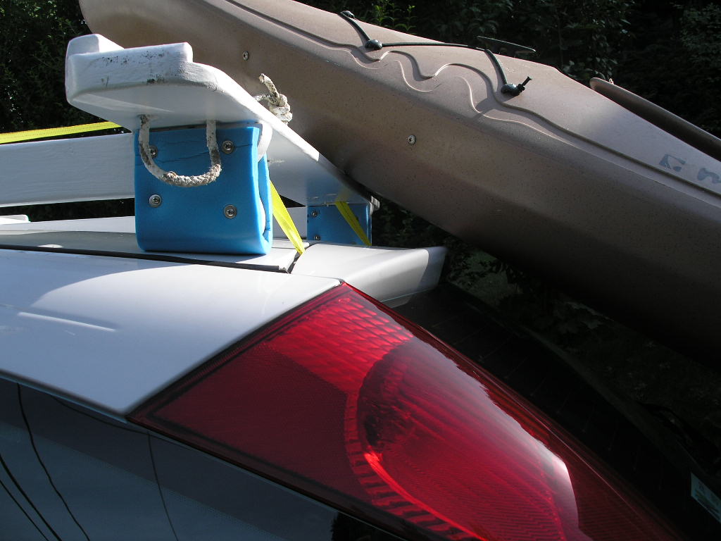 C:\Documents and Settings\Wtarzia\Desktop\roof rack\Roof rack, loading canoe August 2007.jpg