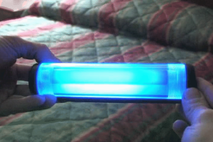 C:\instructables\hotel\blacklight-on.gif