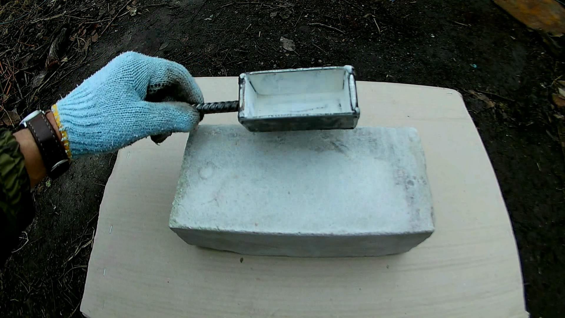 Casting Lead into the recently welded Steel Mold. Got 1.1 kg (2.5 lbs) ingot.avi_snapshot_00.03_[2016.12.14_07.51.24].jpg