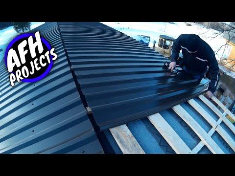 Cheap Tiny House on wheels build #5 - Out of garage and building roof