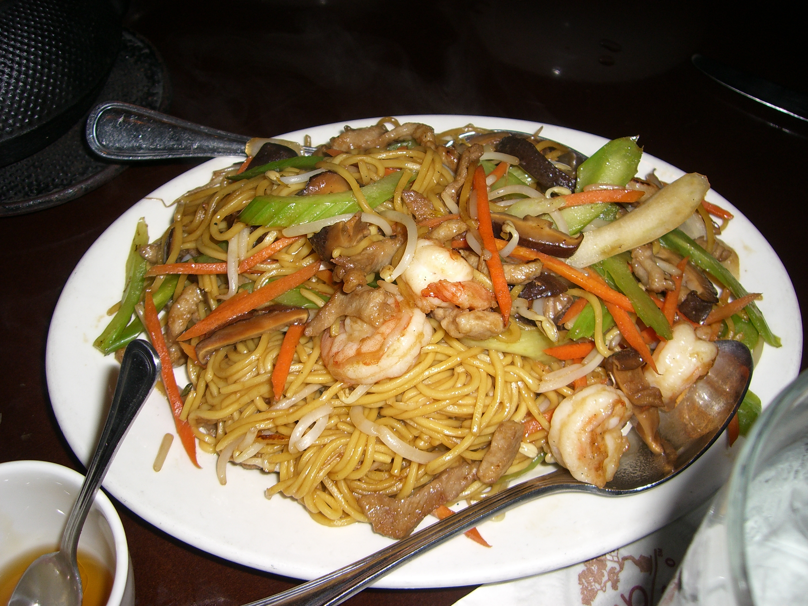 Chow_mein_by_Aaron_Gustafson_in_Austin,_Texas.jpg