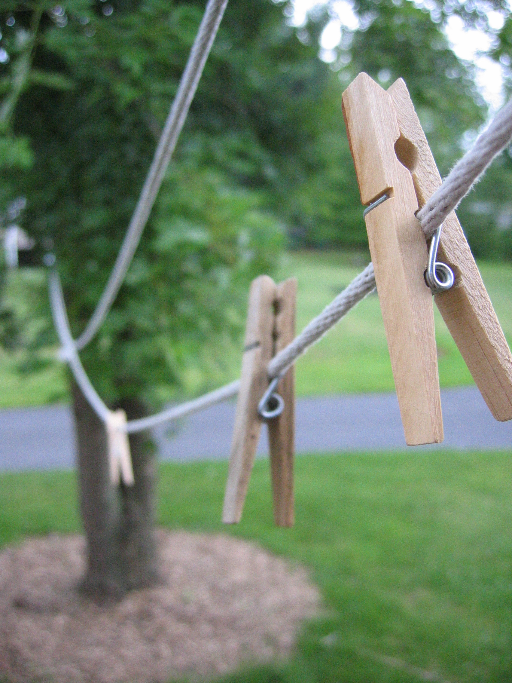 Clothes_line_with_pegs_nearby.jpg