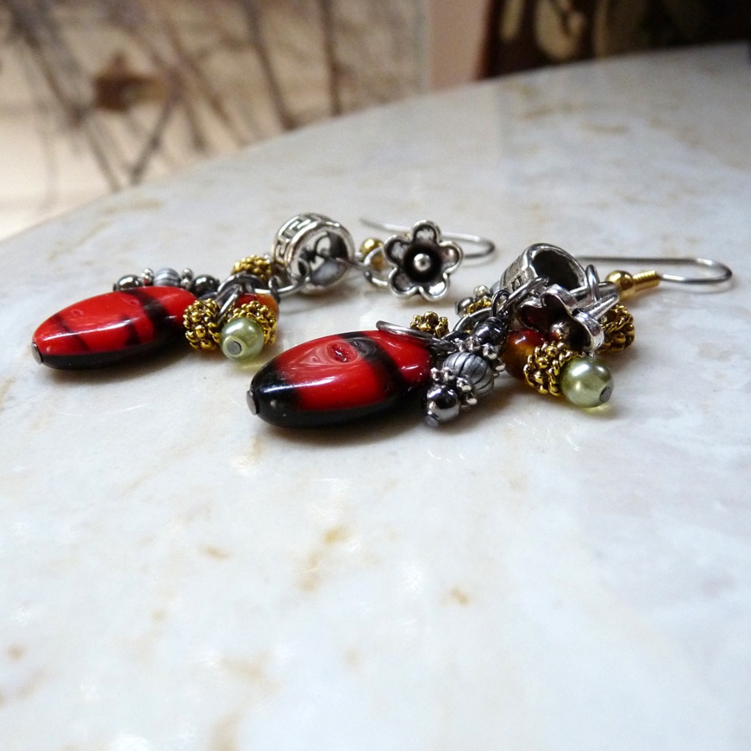 Cluster Earrings Red Black flat LO.jpg