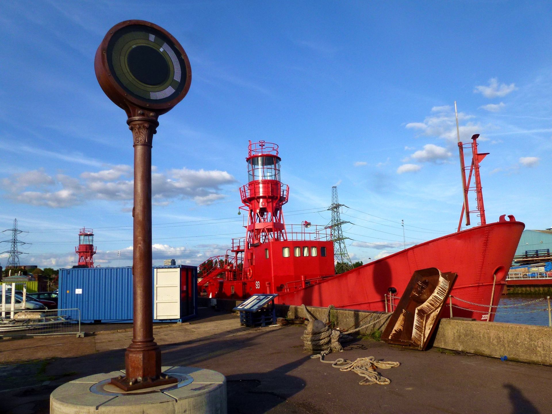 Cmglee_Trinity_Buoy_Wharf_lunar_clock.jpg