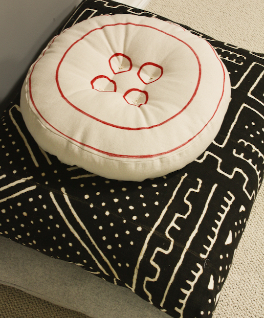 CurblyButtonPillow 063a.jpg