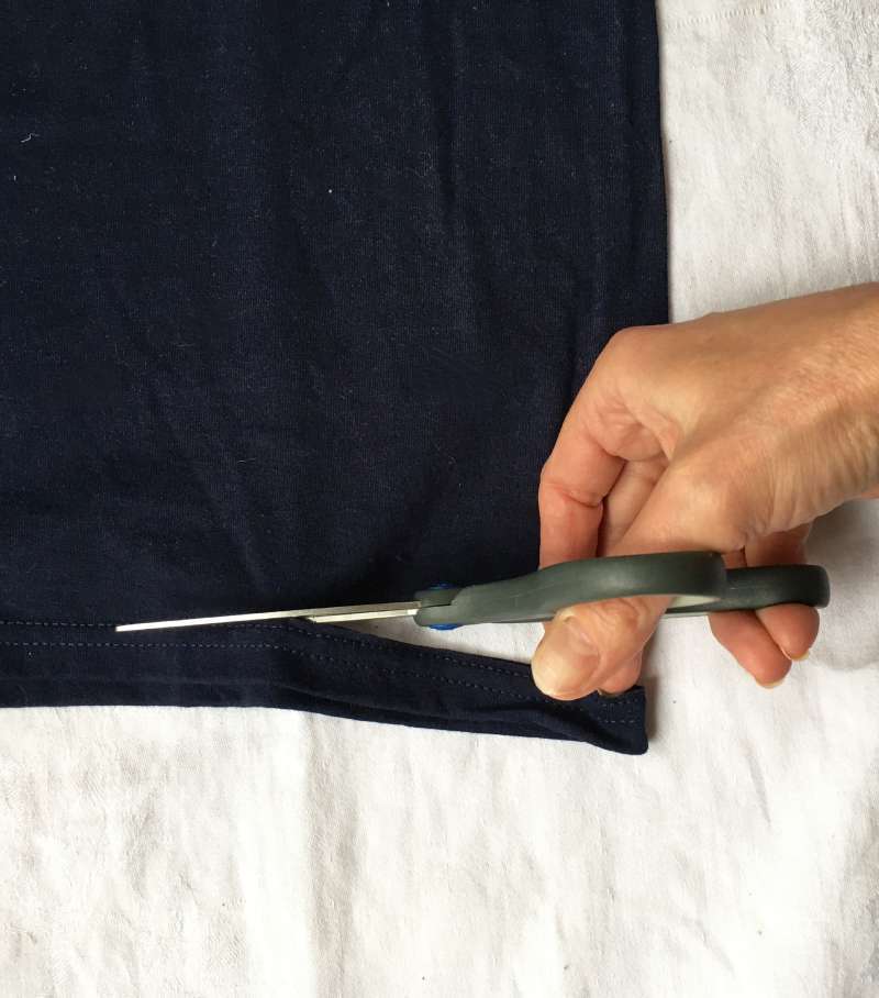 Cutting the bottom hem from the old tshirt (1).jpg